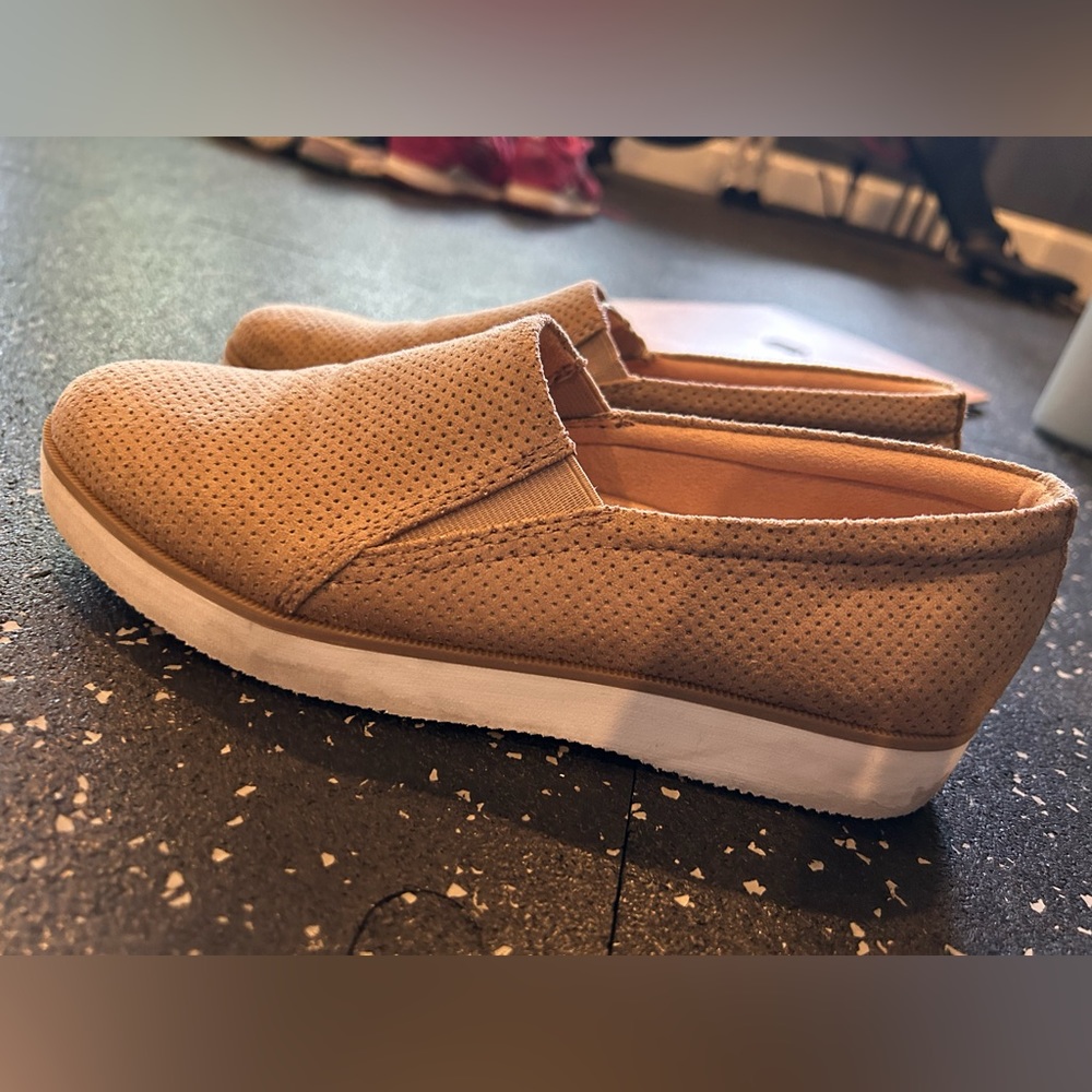 Super cute tan shoes